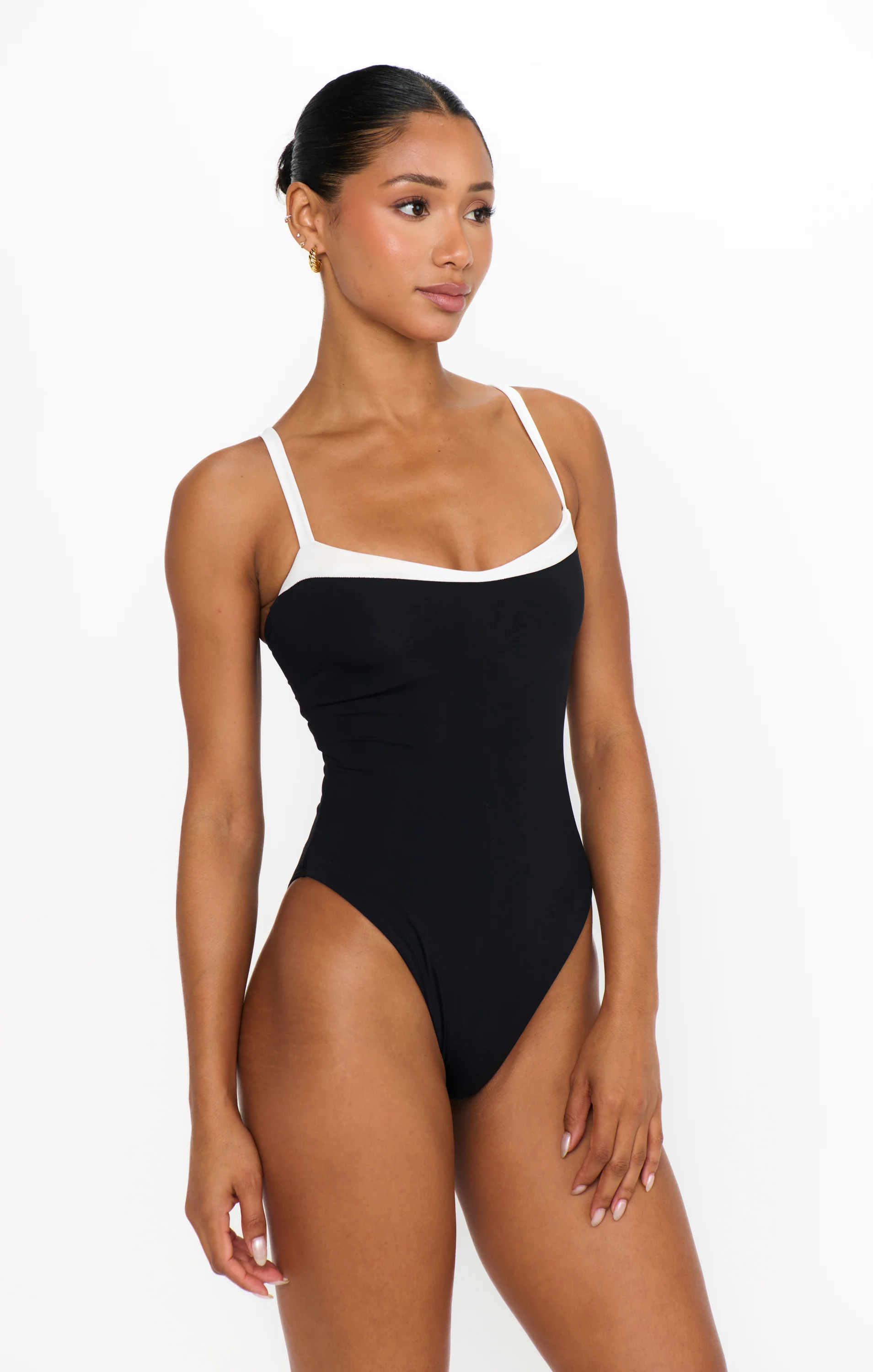 Overseas One Piece ~ Black and White - Image 4